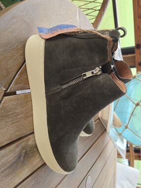 Sofft Britton 8 Zip Booties Olive Suede Waterproof Trendy Comfortable Travel Nwt